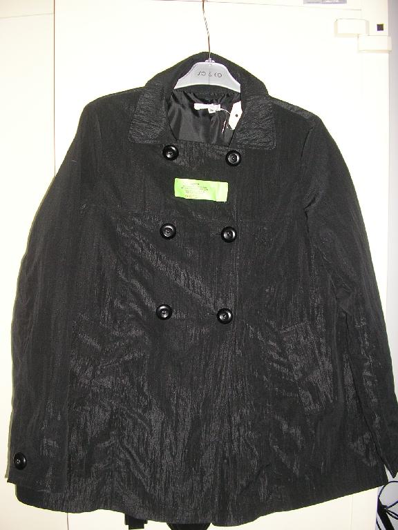 VESTE 3/4 POUR FEMMES, GENRE GABARDINE, EN TISSU DE FIBRES SYNTHÉTIQUES (85% POLYESTER, 15% POLYAMIDE), DESTINÉE À RECOUVRIR LA PARTIE SUPÉRIEURE DU CORPS, DE FORME AMPLE, DESCENDANT SOUS LES HANCHES, CONSTITUÉE DE DEUX PANNEAUX FRONTAUX ET DE DEUX PANNEAUX DORSAUX COUSUS ENSEMBLE DANS LE SENS DE LA LONGUEUR, AVEC DEUX POCHES SUR LE DEVANT, AVEC UN PETIT COL ET DES MANCHES LONGUES DONT L'EXTRÉMITÉ PRÉSENTE UN BOUTON DÉCORATIF. LA VESTE S'OUVRE COMPLÈTEMENT SUR LE DEVANT ET SE FERME DROITE SUR GAUCHE AU MOYEN DE DEUX RANGÉES DE BOUTONS. AU DOS, LE VESTE PRÉSENTE ÉGALEMENT UNE MARTINGALE ET UNE FENTE.
