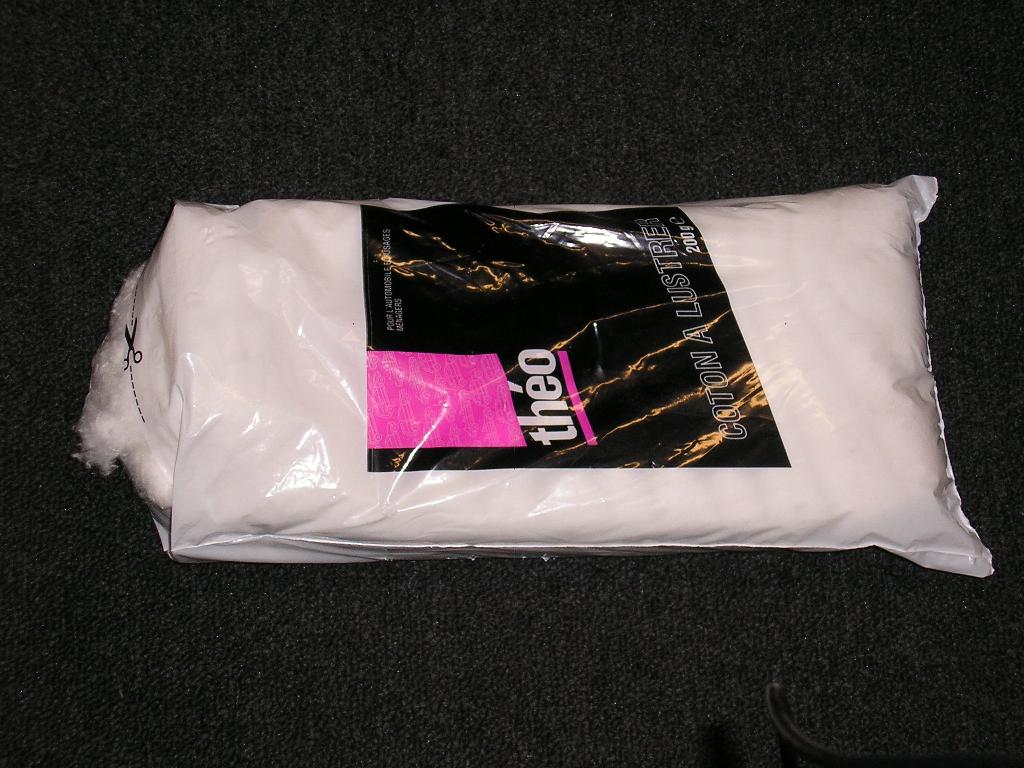 OUATES DE COTON HYDROPHILE UTILISÉES POUR L'ENTRETIEN DES VÉHICULES AUTOMOBILES ET AUTRES USAGES MÉNAGERS.

ELLES SONT CONDITIONNÉES POUR LA VENTE AU DÉTAIL SOUS EMBALLAGE PLASTIQUE.

POIDS 200 GRAMMES