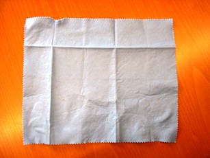 ARTICLE CONFECTIONNE, GENRE CHAMOISETTE, EN NONTISSE DE FIBRES SYNTHETIQUES, DE FORME RECTANGULAIRE, DONT LES BORDS ONT ETE DECOUPES SELON DES DENTELURES. 
DIMENSION ENVIRON : 27 X 23 CM.   

CHAMOISETTE ANTI-BUEE POUR LES VITRES.