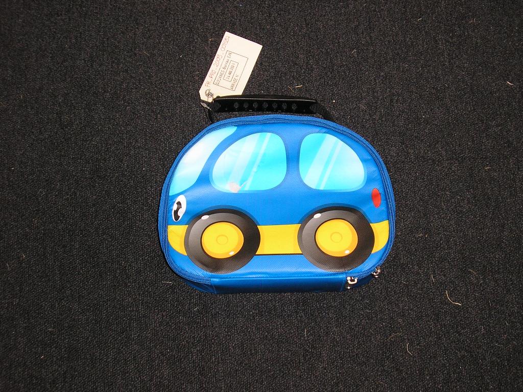 LOT DE DEUX ARTICLES COMPRENANT:
- UNE MALLETTE A SURFACE EXTÉRIEURE EN FEUILLES DE MATIÈRE PLASTIQUE,DE FORME OVALE,AVEC UNE FERMETURE A GLISSIÈRE SUR SON POURTOUR DOUBLÉE D'UN BIAIS DE COULEUR CONTRASTANTE,AVEC UNE POIGNÉE DE TRANSPORT SUR LE DESSUS. ELLE COMPORTE A L INTÉRIEUR UN DESSIN DE PARCOURS ROUTIER.
- UNE PETITE VOITURE JOUET EN MATIÈRE PLASTIQUE,DONT LES ROUES SONT MOBILES.

CE RTC NE REPREND QUE LA MALLETTE. LA VOITURE JOUET FAIT L'OBJET D'UN CLASSEMENT SÉPARÉ: FR-PRO-2009-001597-02.