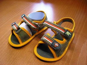 CHAUSSURE POUR BEBE, GENRE SANDALETTE, AVEC UN DESSUS EN MATIERE PLASTIQUE MUNI DE DEUX BRIDES FERMANT PAR BANDE VELCRO, AVEC UNE SEMELLE EXTERIEURE EN MATIERE TEXTILE, AVEC DES ANIMAUX DECORANT L'EXTREMITE DES BRIDES ET UN BIAIS SUR LE POURTOUR DE LA SEMELLE ET DU DESSUS.