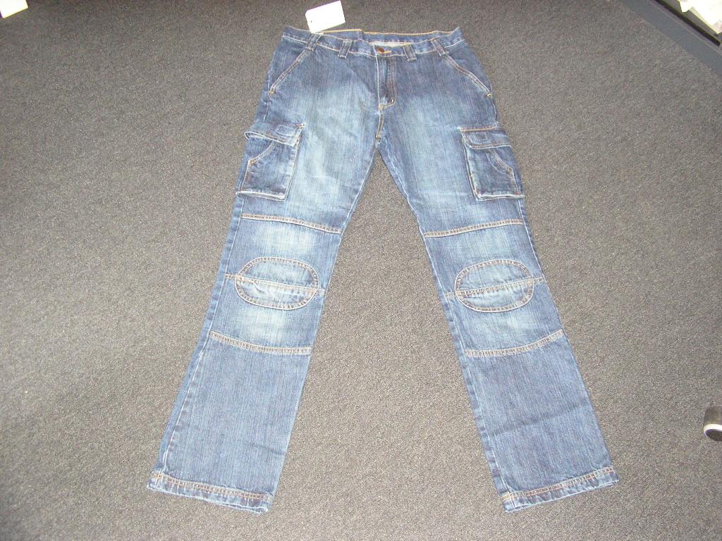 PANTALON POUR HOMME CONFECTIONNÉ EN TISSU "DENIM" DE COTON, DESCENDANT JUSQU'AUX CHEVILLES, AVEC UNE OUVERTURE SUR LE DEVANT SE FERMANT GAUCHE SUR DROITE AU MOYEN D'UN BOUTON RECOUVRANT UNE FEMETURE A GLISSIÈRE, AVEC DEUX POCHES SUR LES HANCHES NON FERMÉES, AVEC DEUX POCHES SITUÉES AU NIVEAU DES CUISSES SE FERMANT AU MOYEN DE DEUX PASTILLES VELCRO, AVEC DES RENFORTS COUSUS SUR LES GENOUX, AVEC UN OURLET A LA BASE DES JAMBES. 

TAILLE 42