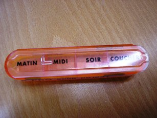 BOÎTE DE FORME RECTANGULAIRE AUX BORDS ARRONDIES (DIMENSIONS ENVIRON 11 X 2,3 CM) EN MATIÈRE PLASTIQUE TRANSLUCIDE, PRÉSENTANT QUATRE COMPARTIMENTS INTERNES, ET MUNIE D'UN COUVERCLE COULISSANT. LE COUVERCLE COMPREND LES INSCRIPTIONS SUIVANTES “MATIN, MIDI, SOIR, COUCHER”.

CET ARTICLE EST DESTINÉ À CONTENIR DES MÉDICAMENTS.