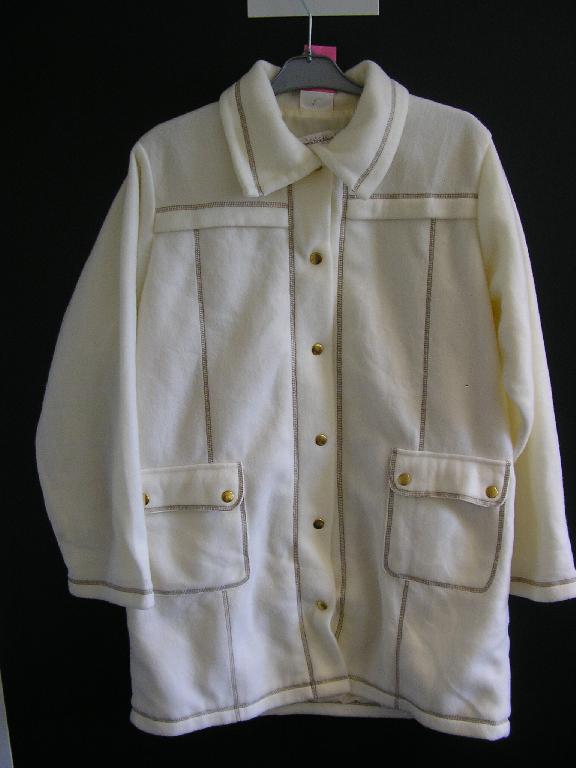 MANTEAU POUR FEMMES, CONFECTIONNÉ EN ÉTOFFE DE BONNETERIE DE FIBRES SYNTHÉTIQUES (100% POLYESTER), ASPECT POLAIRE, DESTINÉ À COUVRIR LA PARTIE SUPÉRIEURE DU CORPS, AVEC UN COL CHEMISIER, AVEC UNE OUVERTURE COMPLÈTE SUR LE DEVANT SE FERMANT DROITE SUR GAUCHE AU MOYEN DE BOUTONS PRESSIONS DORÉS, AVEC DES MANCHES LONGUES DONT LES EXTRÉMITÉS SE TERMINENT PAR UN OURLET, AVEC DEUX POCHES SUR LE DEVANT SE FERMANT A L'AIDE D'UN RABAT ET DEUX BOUTONS PRESSIONS, AVEC UNE DOUBLURE INTERNE ET DES SURPIQURES FANTAISIE. EN OUTRE, LA BASE DU MANTEAU PRÉSENTE UN OURLET.

TAILLE 42/44 
LONGUEUR : 93 CM