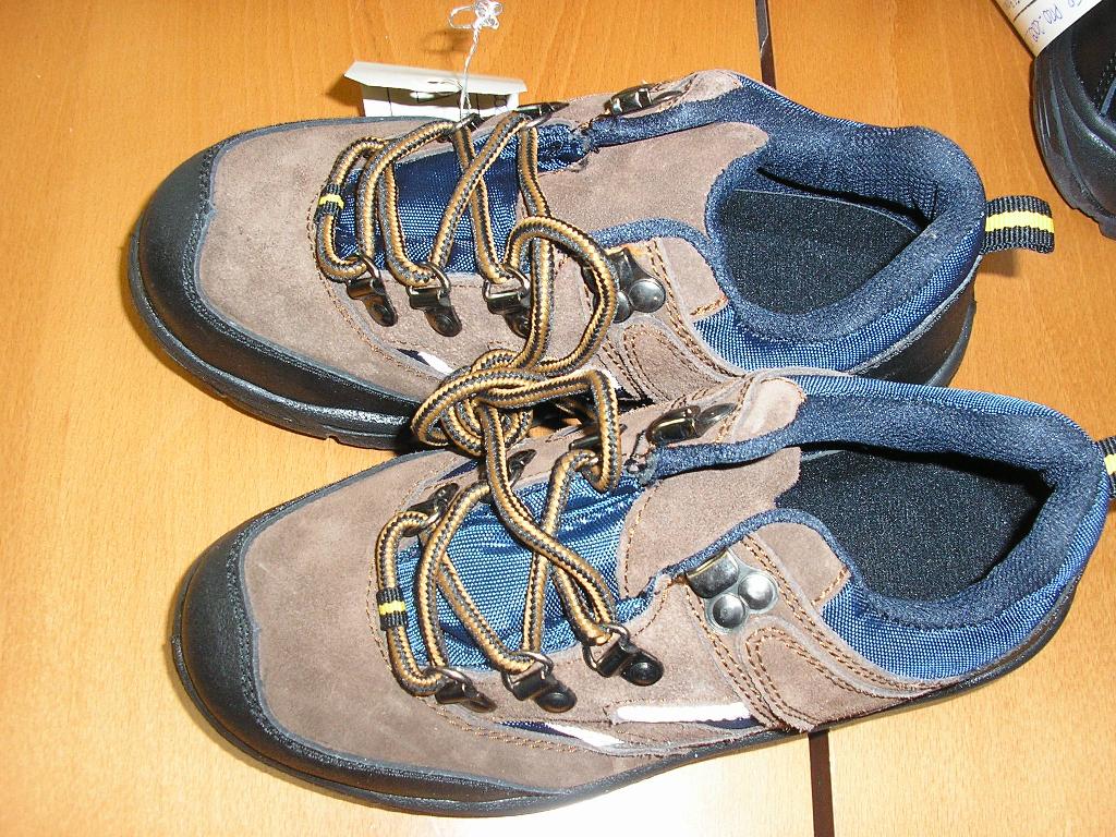 CHAUSSURE POUR ADULTE,NON RECONNAISSABLE COMME ETANT POUR HOMME OU POUR FEMME,COUVRANT LA CHEVILLE, AVEC UN DESSUS EN CUIR MAJORITAIRE DE TYPE NUBUK, AVEC UNE SEMELLE EXTERIEURE EN MATIÈRE PLASTIQUE. CETTE CHAUSSURE PRESENTE UN SYSTEME D'OUVERTURE SUR LE DESSUS SE FERMANT A L'AIDE D'UN LACET MAINTENU PAR DES CROCHETS MÉTALLIQUES, AVEC UNE LANGUETTE,AVEC UNE SEMELLE INTERIEURE D'UNE LONGUEUR SUPERIEURE A 24 CM, AVEC UNE ETIQUETTE ET UN LOGO EN PLASTIQUE COMPORTANT LA MARQUE COUSUS SUR LE CÔTÉ DE LA CHAUSSURE, AVEC UN LOGO ÉGALEMENT COUSU EN HAUT DE LA LANGUETTE. LA CHAUSSURE COMPORTE UNE COQUILLE DE PROTECTION EN ACIER SUR LA PARTIE AVANT.

POINTURE 38