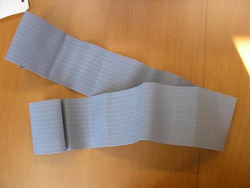 STORE D’INTÉRIEUR OPAQUE. L'ARTICLE EST COMPOSÉ DE LAMES EN TISSU DE FIBRES SYNTHÉTIQUES, D'UNE LARGEUR DE 9 CM, QUI PIVOTENT POUR OUVRIR OU FERMER ENTIÈREMENT LE STORE.