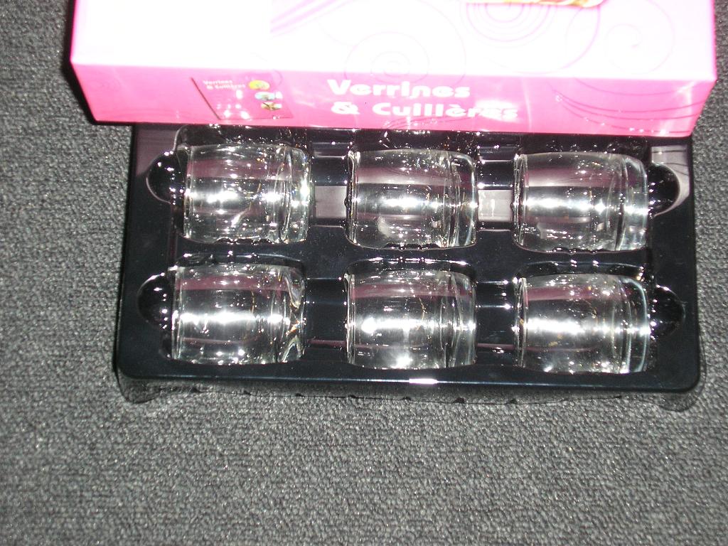 LOT DE MARCHANDISES PRÉSENTÉ DANS UN COFFRET CARTONNÉ CONTENANT:
- 6 CUILLERES EN CERAMIQUE (PORCELAINE). 
- 6 VERRINES AUTRES QU'EN VITROCÉRAME,TRAVAILLÉES MÉCANIQUEMENT. 
- UN LIVRE DE RECETTES DE VERRINES INTITULE 'VERRINES ET CUILLERES'DE 70 PAGES.
TOUS LES ELÉMENTS SONT PLACÉS DANS UN SUPPORT PVC THERMOFORME.

DIMENSIONS 27X28 CM

CE RTC NE REPREND QUE LES VERRINES. LE LIVRE ET LES CUILLÈRES FONT L'OBJET D'UN CLASSEMENT SÉPARÉ:FR-PRO-2009-002645-01 ET FR-PRO-2009-002645-02.