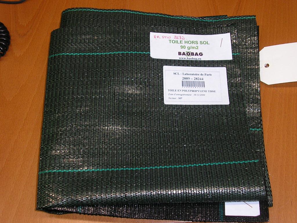 TISSU A ARMURE TOILE,OBTENU A PARTIR DE LAMES DE POLYPROPYLÈNE DONT LA LARGEUR EST INFÉRIEURE A 3 MM (1 à 2.5 MM).
IL EST UTILISÉ DANS LES SERRES,ESPACES VERTS ET JARDINS POUR LIMITER LA POUSSE DES HERBES ET MAINTENIR LES SOLS HUMIDES.

CET ARTICLE EST CONDITIONNÉ EN ROULEAUX DE 1 A 5.25 M.

POIDS:90GRAMMES/M²
      100GRAMMES/M²
      130GRAMMES/M²