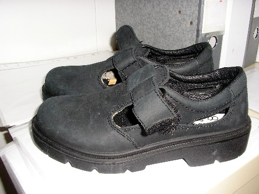 CHAUSSURES DE PROTECTION, NON RECONNAISSABLE COMME ETANT POUR HOMMES OU POUR FEMMES, DONT LE DESSUS EST EN CUIR (NUBUCK DE VACHETTE), AVEC UNE FERMETURE REGLABLE PAR BANDE VELCRO, UN EMBOUT EN ACIER, LA SEMELLE EXTERIEURE EST EN MATIERE PLASTIQUE (POLYURETHANE) ET PRESENTE DES SCUPTURES, LA SEMELLE INTERIEURE MESURE PLUS DE 24 CM.