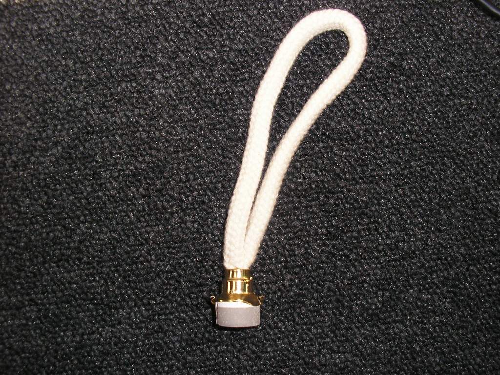 ARTICLE COMPOSITE SE PRÉSENTANT SOUS LA FORME D'UN BRÛLEUR CATALYTIQUE HAUTE TEMPERATURE POUR LAMPE.
CE BRÛLEUR SE COMPOSE D'UNE MECHE EN COTON,D'UN SUPPORT EN ALUMINIUM ANODISE ET D'UN CATALYSEUR EN CÉRAMIQUE (CARBURE DE SILICIUM).  
L'ARTICLE FONCTIONNE PAR CATALYSE C'EST A DIRE QU'UNE REACTION CHIMIQUE SE CREE PAR OXYDATION DE L'ALCOOL, CE QUI A POUR EFFET DE DETRUIRE (PARTIELLEMENT) LES BACTERIES CONTENUES DANS L'AIR.

LE BRÛLEUR EST PRÉSENTÉ POUR LA VENTE AU DÉTAIL DANS UNE PETITE BOÎTE CARTONNÉE.