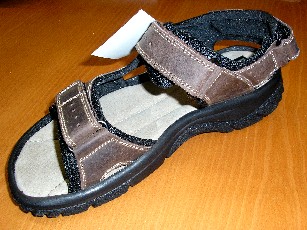 CHAUSSURE DE LOISIR, DE TYPE SANDALE, NE COUVRANT PAS LA CHEVILLE, COMPORTANT DES DECOUPURES, AVEC UNE SEMELLE EXTÉRIEURE EN MATIERE PLASTIQUE, AVEC UNE SEMELLE INTÉRIEURE MESURANT PLUS DE 24 CM. LE DESSUS EST CONSTITUÉ DE DEUX LANIÈRES QUI SE FERMENT A L'AIDE DE BANDES VELCRO ET DE BOUCLES, AVEC UNE LANIERE DERRIERE LE TALON SE FERMANT PAR BANDE VELCRO ET AVEC UN TALON DE 3,2 CM.  
LE DESSUS DE LA CHAUSSURE EST EN MATIERE TEXTILE GENRE FILET (24%) RECOUVERTE DE CUIR (76%) QUI EST CONSIDÉRÉ COMME LA MATIÈRE DU DESSUS.