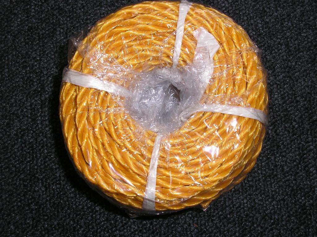 CORDAGE TRESSÉ A TROIS BRINS,EN POLYPROPYLÈNE,TITRANT PLUS DE 50 000 DECITEX.

LONGUEUR: 25 M

LE CORDAGE EST PRÉSENTÉ ENROULÉ SOUS FILM PLASTIQUE POUR LA VENTE AU DÉTAIL.