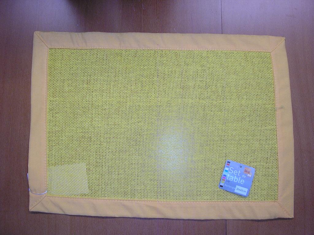 SET DE TABLE, DE FORME RECTANGULAIRE, CONFECTIONNÉ A PARTIR DE LAMES DE PAPIER ET BORDÉ SUR TOUT LE POURTOUR PAR UN BIAIS DE TOILE DE POLYESTER. 

DIMENSIONS 45 X 31 CM