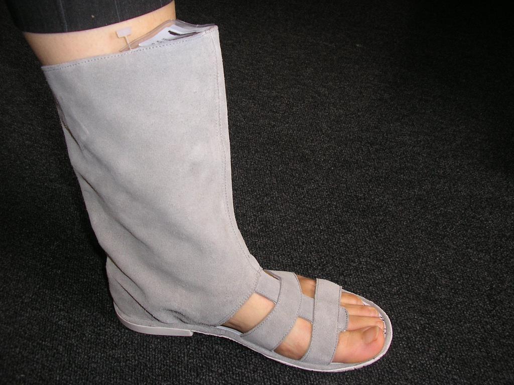 CHAUSSURE POUR FEMME COUVRANT LA CHEVILLE MAIS NE COUVRANT PAS LE MOLLET,AVEC UN DESSUS EN CUIR,AVEC UNE SEMELLE EXTÉRIEURE EN ÉLASTOMÈRE,AVEC UNE SEMELLE INTÉRIEURE D'UNE LONGUEUR DE 24.5 CM.
LA CHAUSSURE PRÉSENTE DES DÉCOUPURES SUR LA TIGE.

POINTURE:37