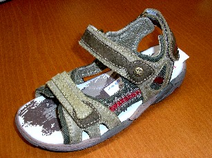 CHAUSSURE DE LOISIR, TYPE SANDALE, POUR ENFANTS, NE COUVRANT PAS LA CHEVILLE, AVEC UNE SEMELLE EXTÉRIEURE EN MATIERE PLASTIQUE, AVEC UNE SEMELLE INTÉRIEURE MESURANT MOINS DE 24 CM, AVEC UNE LANIERE DERRIERE LE TALON FERMANT PAR BANDE VELCRO. 
LE DESSUS DE LA CHAUSSURE EST CONSTITUEE DE DEUX LANIÈRES QUI SE FERMENT A L'AIDE DE BANDE VELCRO. 
LE DESSUS DE LA CHAUSSURE EST EN MATIÈRE TEXTILE (27%) RECOUVERTE DE CUIR (73%) QUI EST CONSIDÉRÉ COMME LA MATIÈRE DU DESSUS.  

POINTURE 31