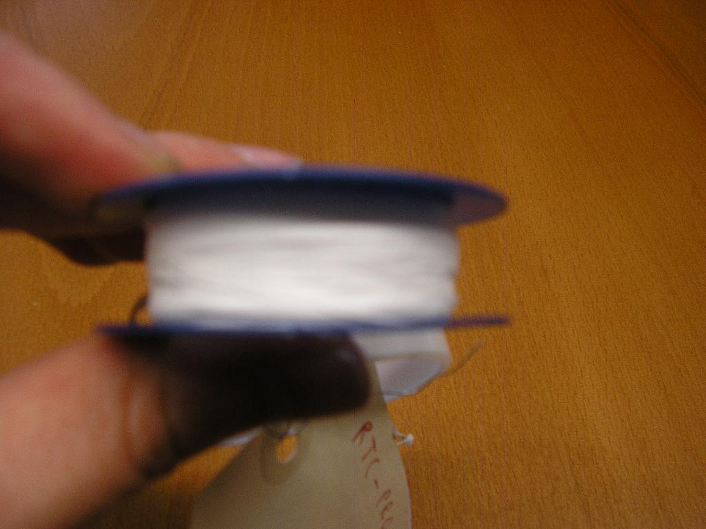 RUBAN DE POLYTÉTRAFLUOROÉTHYLÈNE(PTFE)SOUS FORME DE FEUILLE,NON AUTOADHÉSIF,NON ALVÉOLAIRE,NON COMBINÉ A D'AUTRES MATIÈRES.
LE RUBAN EST PRÉSENTÉ ENROULÉ SUR UN SOCLE CYLINDRIQUE EN MATIÈRE PLASTIQUE.IL EST UTILISÉ AFIN D'ASSURER L'ÉTANCHÉITÉ DE CERTAINS MATÉRIAUX.

EPAISSEUR:30 MICROMÈTRES
LARGEUR:1.2 CM
