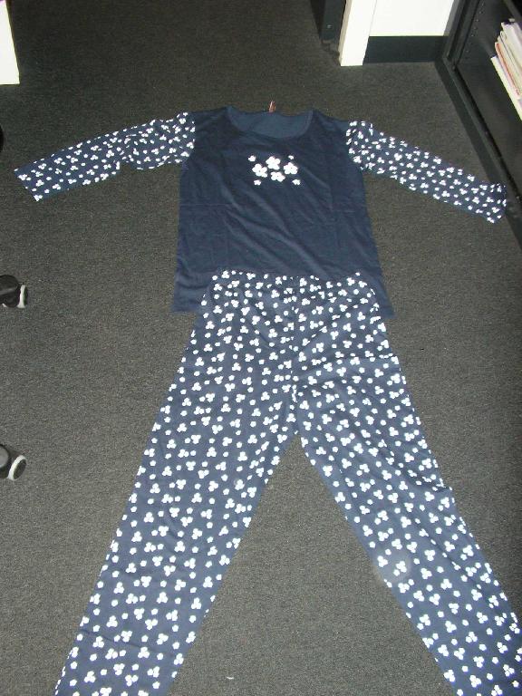PYJAMA POUR FEMME EN ETOFFE DE BONNETERIE DE COTON (100% COTON) COMPOSE :

- D'UN HAUT : VETEMENT DESTINE A RECOUVRIR LA PARTIE SUPERIEURE DU CORPS, DESCENDANT JUSQU'AUX HANCHES, AVEC UNE ENCOLURE ARRONDIE POURVUE SUR SON POURTOUR D'UN BIAIS, AVEC DES MANCHES LONGUES MUNIES A LEURS EXTREMITES D'UN OURLET, AVEC UN OURLET A LA BASE, AVEC UNE IMPRESSION SUR LE DEVANT AU NIVEAU DE LA POITRINE AINSI QUE LE LONG DES MANCHES REPRÉSENTANT DES FLEURS.

- D'UN BAS : PANTALON DESCENDANT JUSQU'AUX CHEVILLES, AVEC UN ELASTIQUE RESSERRANT A LA TAILLE, SANS OUVERTURE, AVEC UN OURLET AU BAS DES JAMBES,AVEC UNE IMPRESSION A FLEURS RAPPELANT LE HAUT DU PYJAMA.

TAILLE 40