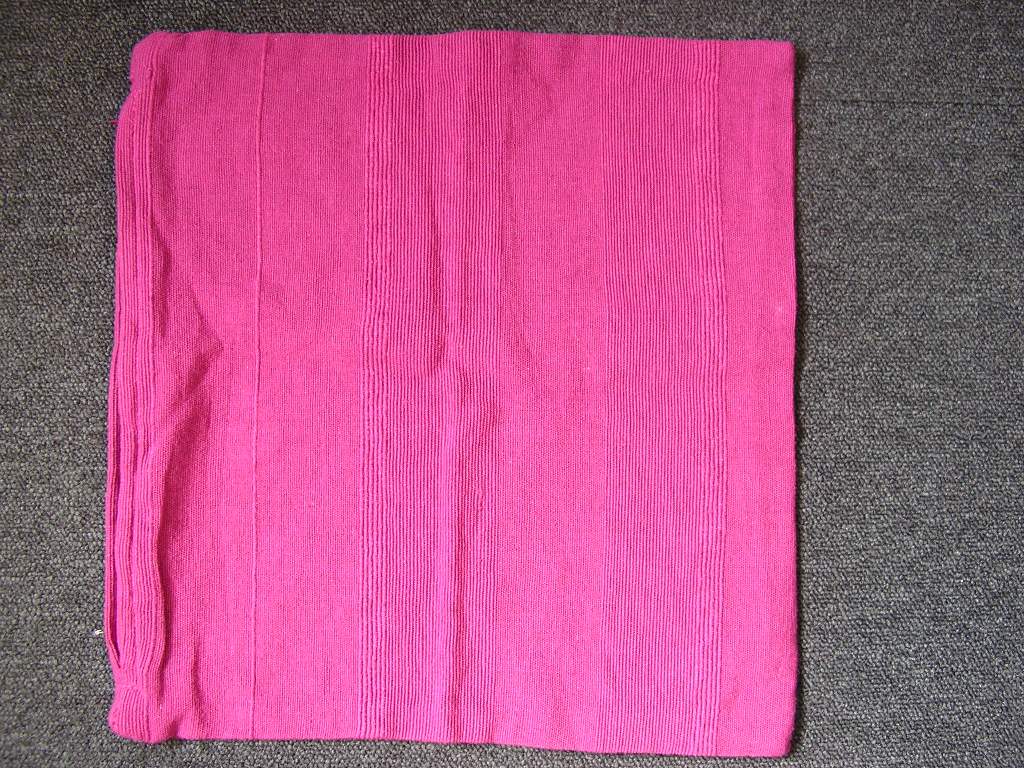 ENVELOPPE DE COUSSIN CONFECTIONNÉE EN TISSU DE COTON, DE FORME CARRÉE, AU TISSAGE FANTAISIE ARTISANAL, AVEC UN EFFET DE MATIÈRE EN RELIEF.

DIMENSIONS : 40 X 40 CM