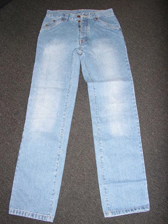 PANTALON POUR HOMME CONFECTIONNÉ EN TISSU DE COTON DIT "DENIM", DESCENDANT JUSQU'AUX CHEVILLES, AVEC UNE OUVERTURE SUR LE DEVANT SE FERMANT GAUCHE SUR DROITE AU MOYEN DE CINQ BOUTONS MÉTALLIQUES, AVEC DEUX POCHES PLAQUÉES SUR LES HANCHES DONT L'UNE EST AGRÉMENTÉE D'UNE PETITE POCHETTE EN BIAIS, ET AVEC DEUX POCHES PLAQUÉES ARRIÈRES. LE JEAN'S PRÉSENTE UN OURLET A LA BASE ET DES PASSANTS DE CEINTURE A LA TAILLE.

TAILLE : 38
