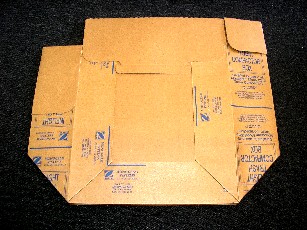 BOITES PLIANTES EN CARTON PLASTIFIE DESTINEES A ETRE PLACEES DANS UN TRASH COMPACTOR POUR RECEVOIR LES DECHETS A BORD DES AVIONS.