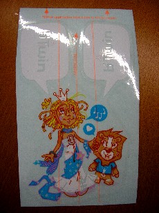 DECALCOMANIES NON VITRIFIABLES, EN MATIERE PLASTIQUE, REPRESENTANT SOIT DES PERSONNAGES, SOIT DES MOTIFS, SOIT DES INSCRIPTIONS, ELLES SONT PRESENTEES SUR UNE FEUILLE DE PAPIER PLASTIFIEE, ET RECOUVERTES D'UNE FEUILLE DE MATIERE PLATIQUE TRANSPARENTE.