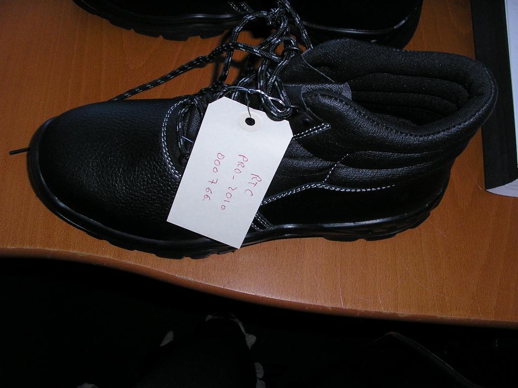 CHAUSSURE DE SÉCURITÉ,NON RECONNAISSABLE COMME ÉTANT POUR HOMME OU POUR FEMME,COUVRANT LA CHEVILLE MAIS NON LE MOLLET,AVEC UN DESSUS EN CUIR MAJORITAIRE,AVEC UNE SEMELLE EXTÉRIEURE EN CAOUTCHOUC/POLYURÉTHANE.CETTE CHAUSSURE EST DOTÉE D'UNE COQUILLE DE PROTECTION EN ACIER SUR LE DEVANT. 

PONTURE 42