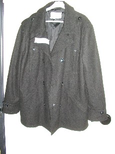 VÊTEMENT POUR HOMME DE TYPE CABAN, CONFECTIONNÉ EN TISSU DE FIBRES SYNTHÉTIQUES MAJORITAIREMENT (81% POLYESTER, 19% VISCOSE) DESCENDANT A LA MI-CUISSE, AVEC UNE OUVERTURE COMPLÈTE SUR LE DEVANT SE FERMANT GAUCHE SUR DROITE AU MOYEN DE BOUTONS, AVEC UN COL TAILLEUR,AVEC DES MANCHES LONGUES TERMINÉES PAR UNE PATTE DOTÉE D'UN BOUTON, AVEC UNE DOUBLURE, AVEC DEUX POCHES SUR LE DEVANT, AVEC UNE PATTE AUX EPAULES MAINTENUE PAR UN BOUTON.  

TAILLE XXL  

POIDS: ENVIRON 1.300 KILOGRAMMES