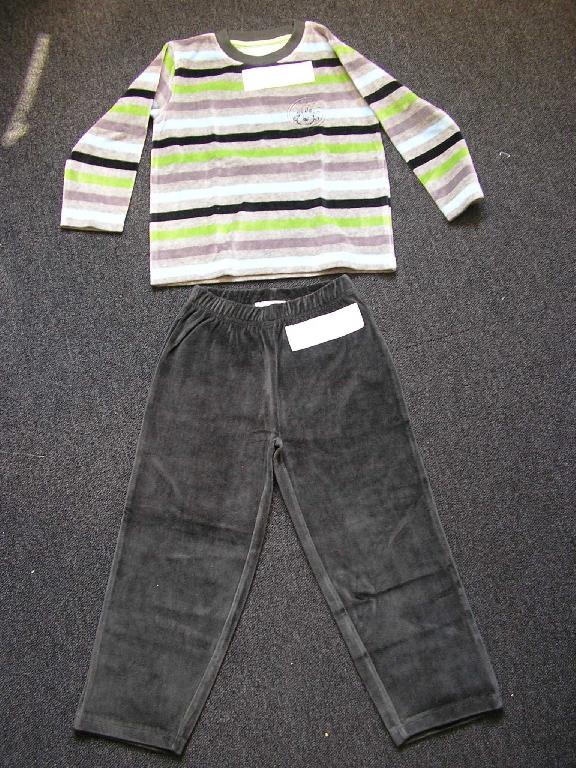 PYJAMA POUR ENFANT COMPOSÉ DE DEUX VÊTEMENTS CONFECTIONNÉS EN ÉTOFFE DE BONNETERIE MAJORITAIRE DE COTON (77% COTON, 23% POLYESTER), ASPECT VELOURS :
- UN VÊTEMENT DESTINÉ A RECOUVRIR LA PARTIE SUPÉRIEURE DU CORPS, DESCENDANT JUSQU'AUX HANCHES, AVEC DES MANCHES LONGUES DONT L'EXTRÉMITÉ SE TERMINE PAR UN OURLET AINSI QU'A LA BASE DU VÊTEMENT, AVEC UNE ENCOLURE ARRRONDIE POURVUE D'UN BORD-CÔTE SUR LE POURTOUR ET UN LOGO COUSU SUR LA POITRINE GAUCHE.
- UN PANTALON DESCENDANT JUSQU'AUX CHEVILLES, SANS OUVERTURE, AVEC UNE BANDE ÉLASTIQUE A LA TAILLE, ET UN OURLET A LA BASE. 

CES DEUX VÊTEMENTS SONT DESTINÉS A ÊTRE VENDUS ENSEMBLE.