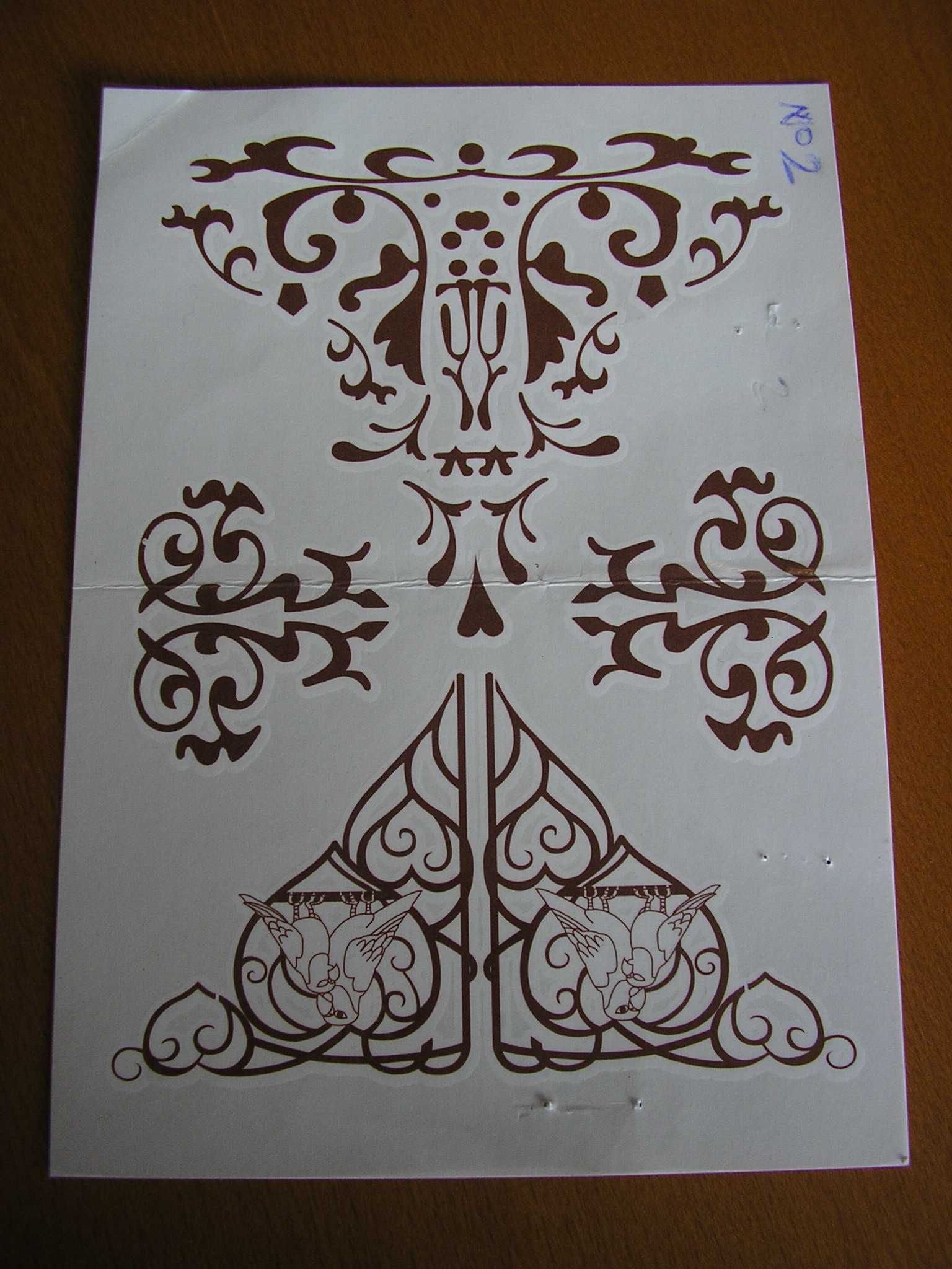 DÉCALCOMANIES CONSISTANT EN DES IMAGES DE FORMES DIVERSES, IMPRIMÉES SUR UN SUPPORT EN PAPIER DE FORME RECTANGULAIRE ET RECOUVERTES SUR UNE FACE D'UNE FEUILLE DE MATIÈRE PLASTIQUE TRANSPARENTE. 

LA DÉCALCOMANIE EST DESTINÉE A ÊTRE APPLIQUÉE SUR UNE SURFACE LISSE AFIN D'Y TRANSFÉRER LE(S) MOTIF(S).
