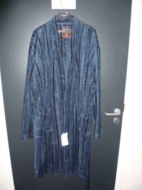 PEIGNOIR DE BAIN EN ETOFFE DE BONNETERIE DE FIBRES SYNTHÉTIQUES (100% POLYESTER),NON RECONNAISSABLE COMME ÉTANT POUR HOMME OU POUR FEMME, DESCENDANT JUSQU'AUX CHEVILLES, DE FORME DROITE,AVEC DES MANCHES LONGUES POURVUES A LEURS EXTREMITES D’UN REVERS FORMANT OURLET, AVEC UNE OUVERTURE COMPLETE SUR LE DEVANT SE FERMANT INDISTINCTEMENT DROITE SUR GAUCHE OU GAUCHE SUR DROITE A L’AIDE D’UNE CEINTURE RETENUE A LA TAILLE A L’AIDE DE PASSANTS, AVEC DEUX POCHES OUVERTES SUR LE DEVANT, AVEC UN OURLET A LA BASE.

TAILLE L