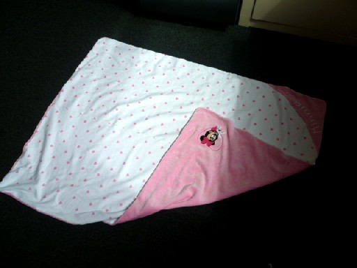 COUVERTURE, POUR ENFANTS, CONFECTIONNEE EN ETOFFE DE BONNETERIE 20% POLYESTER ET 80% COTON, DE FORME RECTANGULAIRE, DE DIMENSION 75 CM X 100 CM, AVEC SUR UNE FACE DES BRODERIES ET DES INSCRIPTIONS BRODEES, ET SUR L'AUTRE FACE DES MOTIFS.
ELLE EST ACCOMPAGNEE D'UN BANDEAU EN BONNETERIE AVEC UNE FERMETURE PAR BANDE VELCRO, SUR LEQUEL SONT COUSUES DEUX PELUCHES REPRESENTANT DES PERSONNAGES DE DESSIN ANIME, ET QUI LA MAINTIENT UNE FOIS PLIEE.