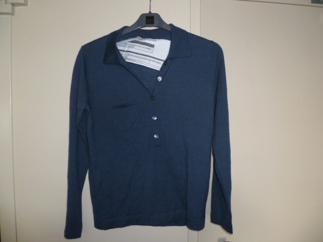 PULLOVER EN BONNETERIE DE LAINE MAJORITAIREMENT (70% CACHEMIRE, 30% SOIE) AVEC DES MANCHES LONGUES, UNE ENCOLURE EN V, UNE OUVERTURE PARTIELLE MUNIE D'UNE FERMETURE DROITE SUR GAUCHE PAR BOUTONS, DES BOUTONS EN DECORATION SUR L'ENCOLURE, UNE POCHE POITRINE, UN BORD-COTES A LA BASE ET A L'EXTREMITE DES MANCHES.