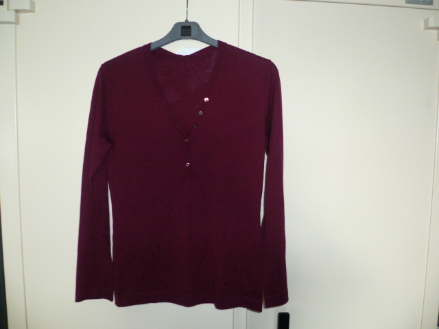 PULLOVER EN BONNETERIE DE LAINE MAJORITAIREMENT (70% CACHEMIRE, 30% SOIE) AVEC DES MANCHES LONGUES, UNE ENCOLURE EN V, UNE OUVERTURE PARTIELLE MUNIE D'UNE FERMETURE DROITE SUR GAUCHE PAR BOUTONS, DES BOUTONS EN DECORATION SUR L'ENCOLURE, UN BORD-COTES A LA BASE ET A L'EXTREMITE DES MANCHES.
