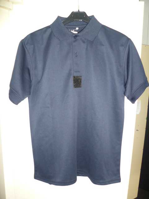 VÊTEMENT POUR HOMMES, GENRE POLO, DESTINÉ A RECOUVRIR LA PARTIE SUPÉRIEURE DU CORPS, EN BONNETERIE DE FIBRES SYNTHÉTIQUES (POLYESTER). IL COMPORTE UN COL CHEMISIER, UNE OUVERTURE PARTIELLE SOUS L'ENCOLURE SE FERMANT GAUCHE SUR DROITE AU MOYEN DE DEUX BOUTONS, DES MANCHES COURTES DONT L'EXTRÉMITÉ SE TERMINE PAR UN BORD-CÔTE, UN ATTACHE-ÉCUSSON CARRÉ EN VELCRO AU MILIEU DE LA POITRINE ET UN OURLET A LA BASE DU VÊTEMENT.