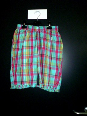 SHORT POUR FEMMES, CONFECTIONNE EN TISSU 100% POPELINE DE COTON, SANS OUVERTURE, COMPORTANT UNE LARGE BANDE ELASTIQUEE A LA TAILLE, ET UN VOLANT A LA BASE DE CHAQUE CUISSE.

CET ARTICLE EST PRESENTE POUR LA VENTE AU DETAIL, AVEC UNE BLOUSE QUI FAIT L'OBJET D'UN CLASSEMENT SEPARE: FR-PRO-2010-001495-01.
