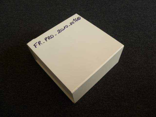 BOITE PLIANTE EN CARTON, DE FORME CARREE, MUNIE D'UN SYSTEME DE FERMETURE PLIANT AIMANTE SUR LA TRANCHE.  

DIMENSIONS : 205 X 210 X 90 MM.