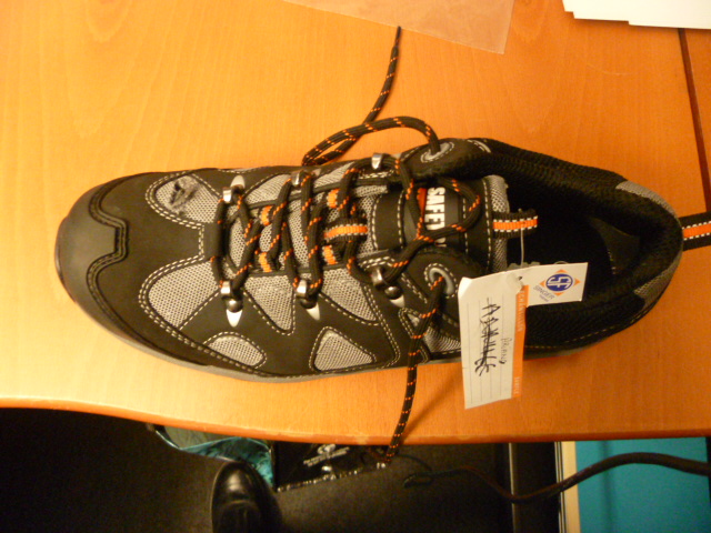 CHAUSSURE DE SECURITE POUR ADULTE COMPORTANT UNE COQUILLE DE PROTECTION EN MATIERE PLASTIQUE A L'AVANT, NE COUVRANT PAS LA CHEVILLE ET NON RECONNAISSABLE COMME ETANT POUR HOMMES OU POUR FEMMES, AVEC UNE SEMELLE EXTERIEURE SCULPTÉE EN CAOUTCHOUC,AVEC UNE SEMELLE INTERIEURE D'UNE LONGUEUR SUPERIEURE A 24CM ET UN DESSUS EN CUIR MAJORITAIRE. CETTE CHAUSSURE PRESENTE UN SYSTEME D'OUVERTURE SUR LE DESSUS SE FERMANT A L'AIDE D'UN LACET, DE CROCHETS ET D'UNE LANGUETTE. 
CONFORMEMENT AUX DECLARATIONS DE LA SOCIETE, LA RESISTANCE A L'ECRASEMENT DE LA CHAUSSURE EST SUPERIEURE A 100 JOULES.

POINTURE:42