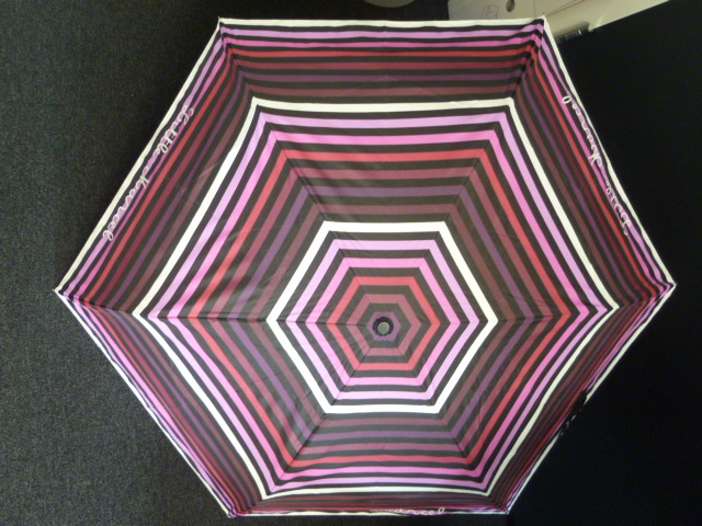 LOT DE 4 ARTICLES, PRESENTES DANS UNE BOITE EN CARTON POUR LA VENTE, FAISANT L'OBJET D'UN CLASSEMNT SEPARE COMPOSE :
- D'UN PARAPLUIE A MANCHE TELESCOPIQUE POURVU D'UNE TOILE DE TISSU, D'UN MANCHE ET DE BALEINES EN METAL AVEC POIGNEE EN PLASTIQUE  UNE POCHETTE EN TISSU PERMET SON RANGEMENT.
- D'UN FOULARD
- D'UN PORTE MONNAIE
- D'UN PORTE-CLEF

CE RTC NE REPREND QUE LE PARAPLUIE, LES 3 AUTRES ARTICLES FAISANT L'OBJET D'UN CLASSEMENT SEPARE