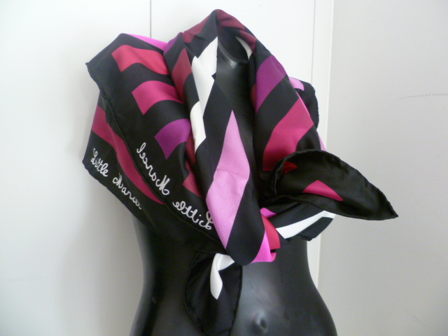 LOT DE 4 ARTICLES, PRESENTES DANS UNE BOITE EN CARTON POUR LA VENTE, FAISANT L'OBJET D'UN CLASSEMENT SEPARE COMPOSE : 
- D'UN PARAPLUIE
- D'UN FOULARD EN TISSU DE SOIE (100% SOIE) DE FORME CARRE  POURVU D’UN OURLET SUR SON POURTOUR, DESTINE A ETRE PORTE AUTOUR DU COU 
- D'UN PORTE MONNAIE
- D'UN PORTE CLEF

CE RTC NE REPREND QUE LE FOULARD, LES 3 AUTRES ARTICLES FONT L'OBJET D'UN CLASSEMENT SEPARE