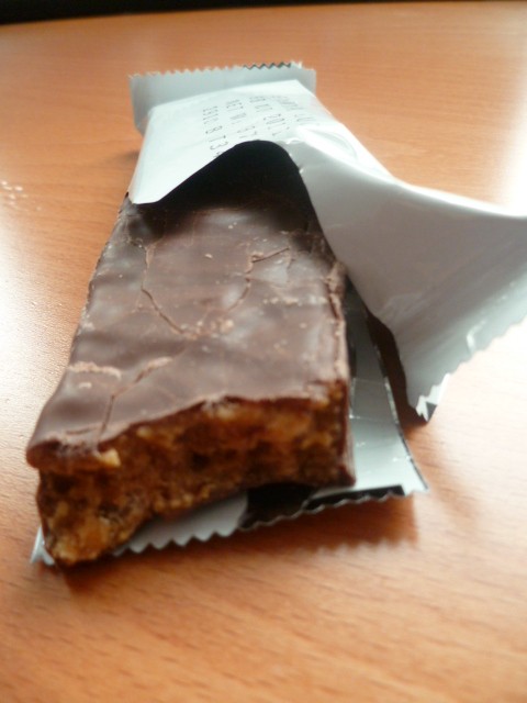 BARRE PROTÉINÉE, ENROBÉE DE CHOCOLAT AU LAIT ET FOURRÉE D'UNE PATE DE COULEUR ORANGÉE AROME BANANE.

POIDS NET UNITAIRE : 37GR.