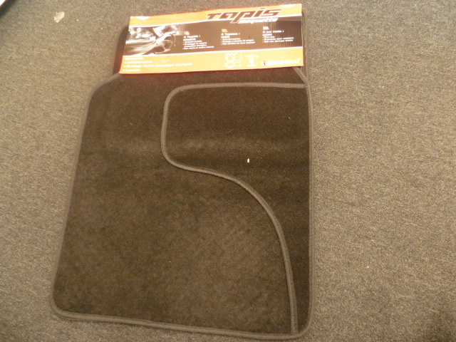 LOT DE QUATRE TAPIS POUR AUTOMOBILE, A SURFACE VELOUTEE CONSTITUEE DE FILS DE FIBRES SYNTHETIQUES, AVEC UN PLANCHER ANTIDERAPANT EN CAOUTCHOUC.