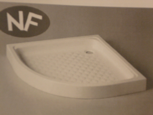 RECEVEUR DE DOUCHE EN CERAMIQUE, D'ANGLE, DIMENSIONS EN MM :  L 800 –P  800 – H 105