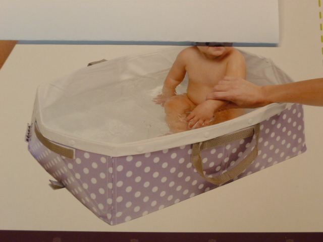 ARTICLE POUR LE BAIN POUR  BEBE,  COMPOSE D'UN SAC PLIANT EN MATIERE TEXTILE RECOUVERT DE MATIERE PLASTIQUE, AVEC RENFORTS ET POIGNEES, ET D'UNE BACHE EN MATIERE PLASTIQUE AMOVIBLE PAR BOUTONS PRESSIONS PERMETTANT DE RETENIR L'EAU. L'ARTICLE COMPORTE UN DISPOSITIF DE VIDANGE.