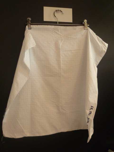 ENVELOPPE EN TISSU DE FIBRES SYNTHETIQUES, L'ETOFFE EST COMPOSEE DE FIBRES DISCONTINUES DE POLYESTER ET DE FILS TEXTURES DE POLYESTER, DESTINEE A LA FABRICATION D'UN OREILLER, LAVABLE RÉGULIÈREMENT. L'ARTICLE COMPORTE UNE OUVERTURE PARTIELLE QUI SERA REFERMÉE ULTERIEUREMENT.