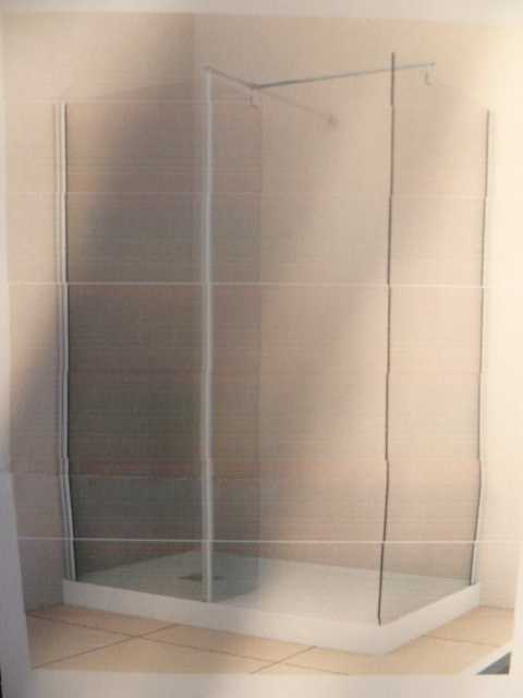 CABINE DE DOUCHE, PRESENTEE A L'ETAT NON MONTE, EQUIPEE DE TROIS PAROIS EN VERRE DE SECURITE TRANSPARENT 6 MM, D'UNE BARRE MURALE, ET D'UN RECEVEUR EN MATIERE PLASTIQUE (ACRYLIQUE) ANTIDERAPANT EXTRA-PLAT D'UNE HAUTEUR DE 12 CM MUNI D'UNE BONDE D'UN DIAMETRE DE 90 MM. 
DIMENSIONS EN CM  : 140 X 90 X 205.