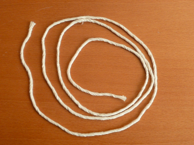 FICELLE EN COTON POUR UTILISATION AGRICOLE COMPOSEE EN FIL CABLE EN FIBRES DE COTON PEIGNE, NON CONDITIONNE POUR LA VENTE AU DETAIL FAIT DE NEUF FILS RETORS COMPOSES DE SIX FILS SIMPLES CHACUN, TITRANT EN FILS SIMPLES PLUS DE 714,29 DECITEX, PRESENTEE SUR DIFFERENTS SUPPORTS.
