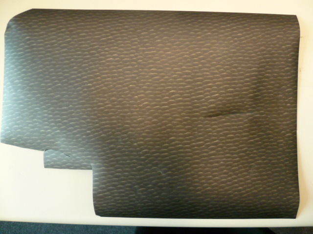 FEUILLE EN MATIERE PLASTIQUE, AVEC DES MOTIFS SUR UNE DES FACES, NON ALVEOLAIRE, NON AUTO-ADHESIVE, NON COMBINEE A UNE AUTRE MATIERE, ET CONSTITUEE DE DEUX EPAISSEURS DE POLY(METHACRYLATE DE METHYLE) ET D'UNE LEGERE ENDUCTION DE POLY(METHACRYLATE DE METHYLE).
