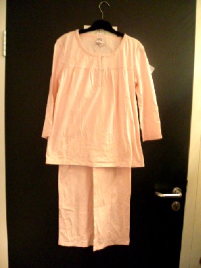 PYJAMA, POUR FEMMES, CONFECTIONNE EN BONNETERIE 100% COTON, COLORIS UNI, COMPOSE:
-D'UN VETEMENT RECOUVRANT LE HAUT DU CORPS, GENRE TEE-SHIRT, COMPORTANT UNE ENCOLURE ARRONDIE, UNE OUVERTURE PARTIELLE SUR LE DEVANT AU MILIEU AVEC DES BOUTONS SE FERMANT DE DROITE SUR GAUCHE, DES FRONCES AU NIVEAU DE LA POITRINE, DES MANCHES LONGUES DONT LES EXTREMITES SONT OURLEES, LA BASE DU VETEMENT SE TERMINE PAR UN OURLET, AVEC DENTELLE EN BORDURE DE L'ENCOLURE ET DE L'OUVERTURE.
-D'UN PANTALON, SANS OUVERTURE, COMPORTANT UNE LARGE BANDE ELASTIQUE A LA TAILLE, LA BASE DES JAMBES SE TERMINE PAR UN OURLET.