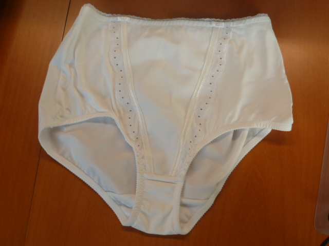 VETEMENT POUR FEMMES, DU STYLE CULOTTE GAINANTE, EN ÉTOFFE DE BONNETERIE DE FIBRES SYNTHÉTIQUES (100 % POLYAMIDE SUR LE DEVANT  –  70% SYNTHETIQUE ET 30% ÉLASTHANE SUR LE RESTE), COMPORTANT  UNE DOUBLURE FORMANT RENFORT AU NIVEAU DU VENTRE, AVEC UN FOND DOUBLE A L’INTERIEUR DE L’ENTREJAMBE, UNE TAILLE ELASTIQUEE ET UN ELASTIQUE A L'ECHANCRURE DES CUISSES.
LE VÊTEMENT A UNE ÉLASTICITÉ VERTICALE LIMITEE ALORS QUE SON ÉLASTICITÉ HORIZONTALE EST NON LIMITÉE.