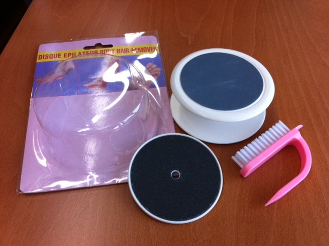 ASSORTIMENT CONDITIONNE POUR LA VENTE AU DETAIL COMPOSE DE : 
- UN SUPPORT EN MATIERE PLASTIQUE DE FORME RONDE ET DE 9 CM DE DIAMETRE UTILISE POUR L'EPILATION. IL EST RECOUVERT SUR SES DEUX FACES D'UNE FEUILLE DE PAPIER SUR LAQUELLE UNE MATIERE ABRASIVE EN POUDRE OU EN GRAINS A ETE APPLIQUEE. PRESENCE D'UN AUTRE DISQUE (RANGE A L'INTERIEUR DU SUPPORT EN MATIERE PLASTIQUE) EGALEMENT RECOUVERT SUR SES DEUX FACES D'UNE FEUILLE DE PAPIER ABRASIF PLUS RUGUEUX ET UTILISE POUR LES SOINS DES PIEDS. 
- UNE BROSSE A ONGLES AVEC UN SUPPORT EN MATIERE PLASTIQUE.

ASSORTIMENT VENDU SOUS BLISTER